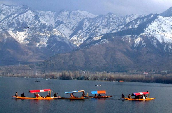 Dal-Lake-shikara-Srinagar-Jammu-Kashmir-india